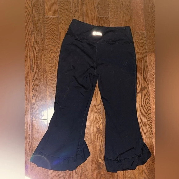 Titika Split  Ruffle Hem Capri Leggings Sz 8 - Picture 5 of 12